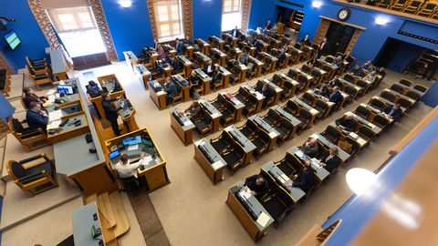 Riigikogu võttis vastu seaduse, mis võimaldab pika haiguse ajal töötamist