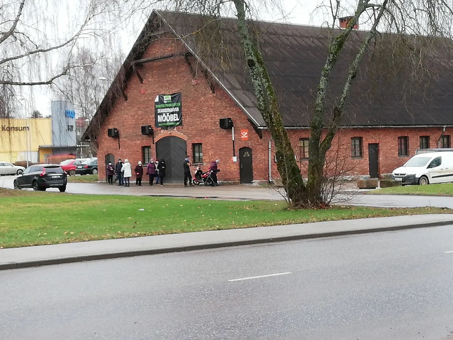 Postipunkti järjekord ulatub ukse taha.
