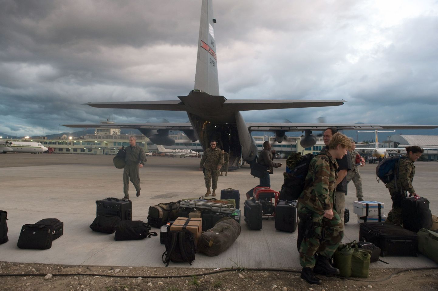 USA sõdurid saabumas Port-au-Prince'i lennuväljale.