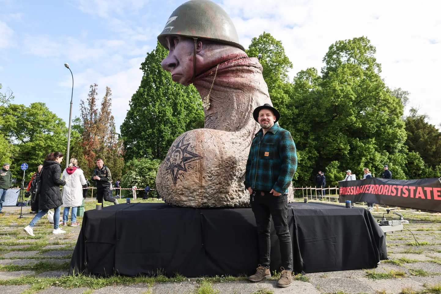 Leedu kunstnik Martinas Gaubas oma skulptuuriga.