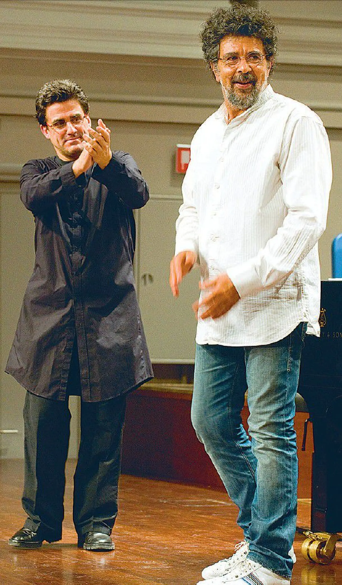 Aktsioonis: Gabriel Yaredile aplodeerib Brüsseli filharmoonikute dirigent Dirk Brossé.