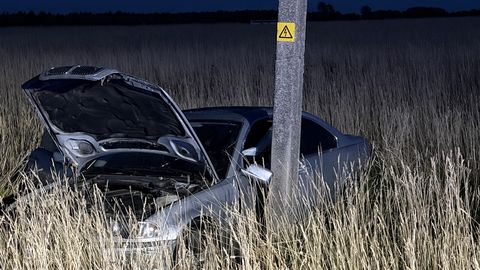 FOTOD ⟩ Elektriposti põrutanud sõiduk rikkus külarahva õhtu