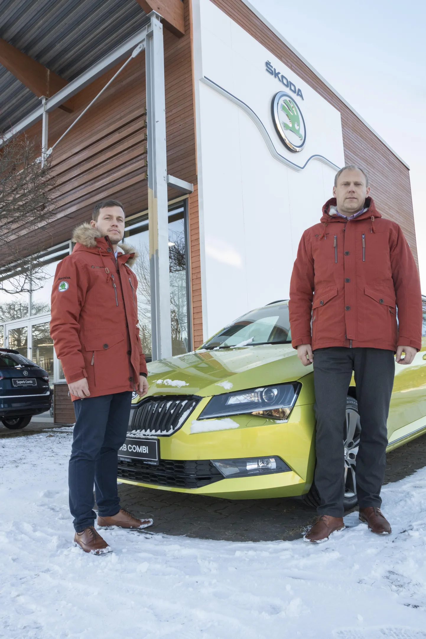 Kõige suurema hulga uusi autosid suutis läinud aastal Viljandis müüa Škodasid pakkuv Folk Auto. Veel läinud kevadel kandis see Møller Auto Viljandi nime ning sealt võis Škoda kõrval ka Volkswagenit nõutada. Fotol on Folk Auto juht Priit Simberg (paremal) ja müügijuht Rivo Arula.