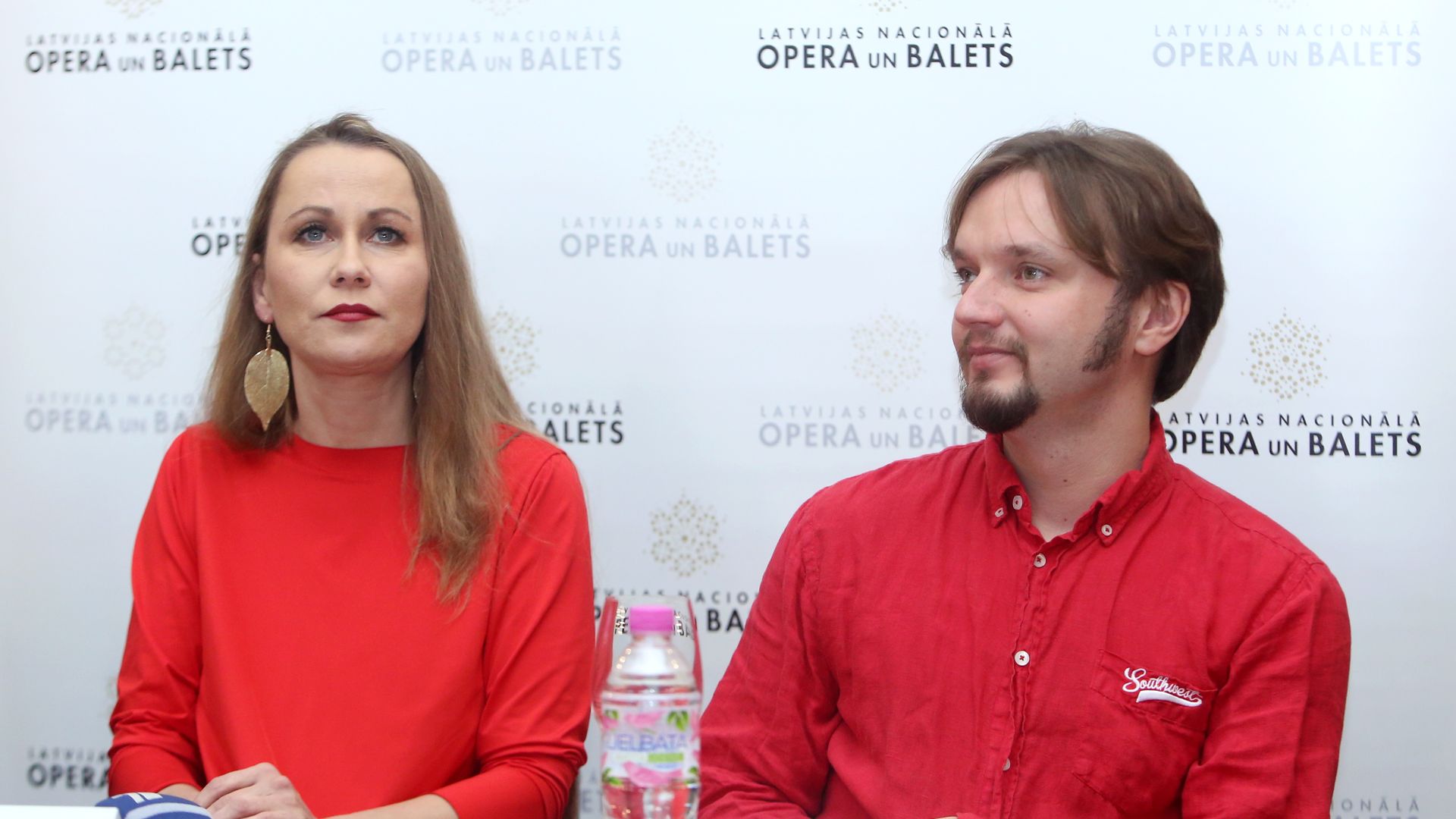 VIDEO ⟩ "Mēs ilgu laiku dzīvojām kā ļoti labi draugi." Ainārs Rubiķis  stāsta par iepazīšanos ar savu sievu Rēziju Kalniņu