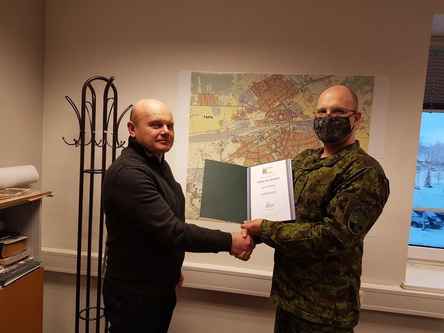 Tunnustuskirja Jaanus Annusele andis üle 1. jalaväebrigaadi S9 ülem kapten Rene Rebane.