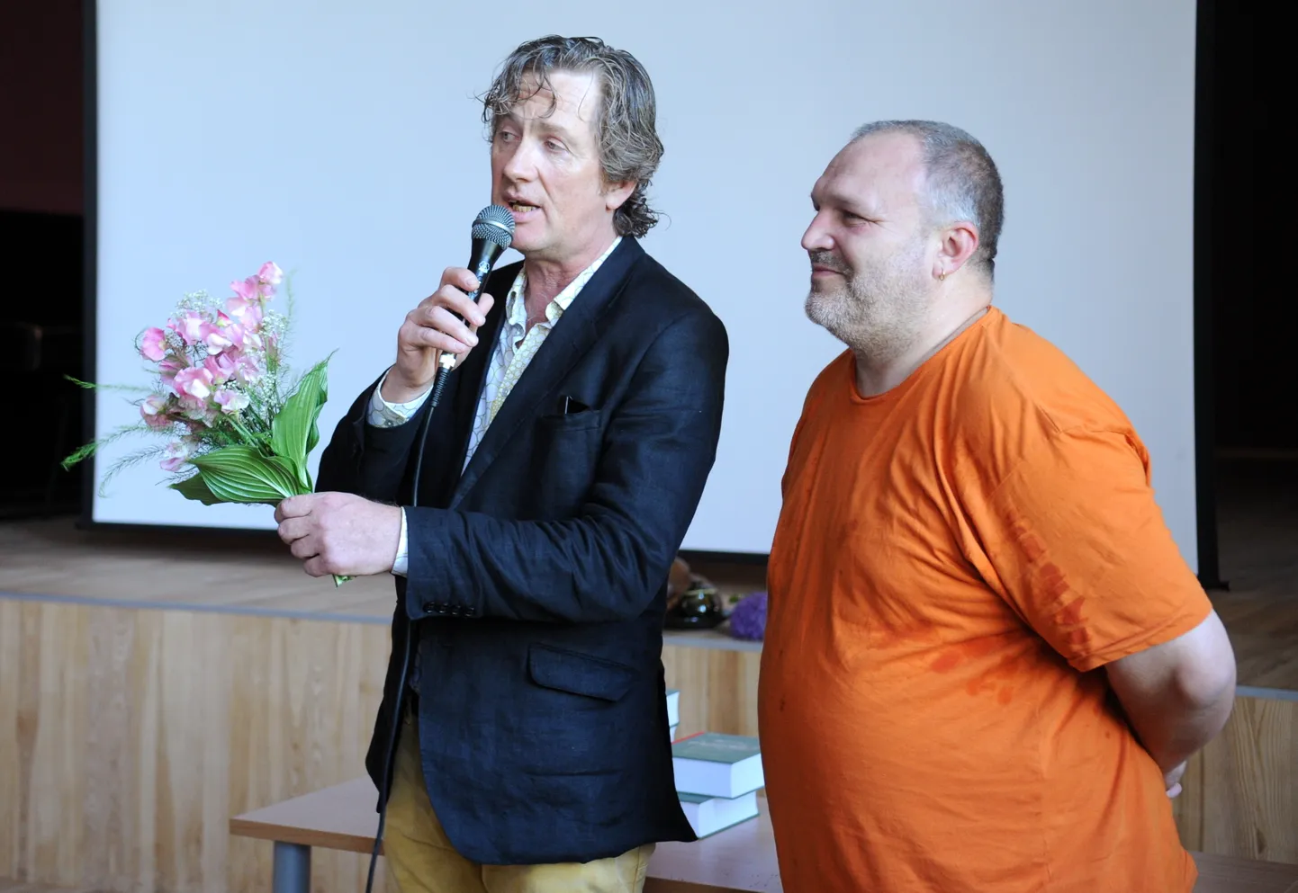 Mūziķis un "Radio SWH" rīta programmas vadītāji Andris Freidenfelds (Fredis) (no kreisās) un Kaspars Upacieris (Ufo) piedalās literatūrzinātnieces Janīnas Kursītes grāmatas "Virtuves vārdene" atvēršanas svētkos Latvijas Universitātes Humanitāro zinātņu fakultātē.
