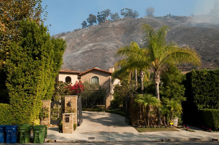 Californias Los Angelese lähedal lõõmab maastikupõleng, mis nüüd ohustab kuulsate ja rikaste kodusid. Bel Airi villa