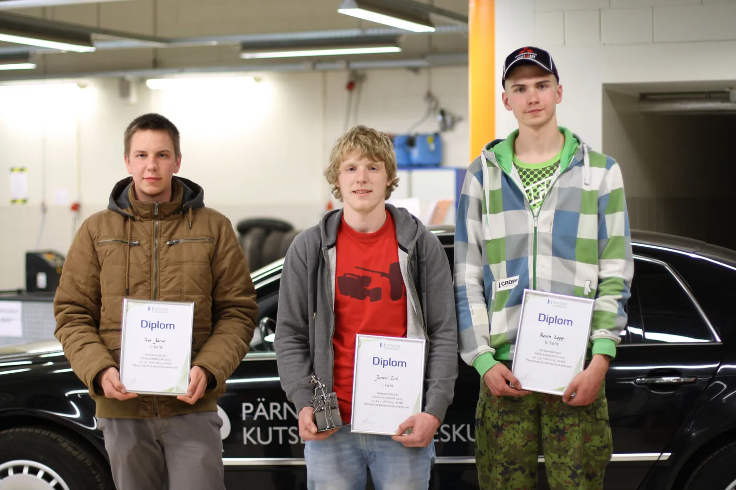 Fotol võistluse „Sõiduautotehnik 2015” võitjad, vasakult Järvamaa Kutsehariduskeskusest Ivar Järve (II koht), Tartu Kutsehariduskeskusest Janari Zirk (I koht), Pärnumaa Kutsehariduskeskusest Kevin Lepp (III koht).
