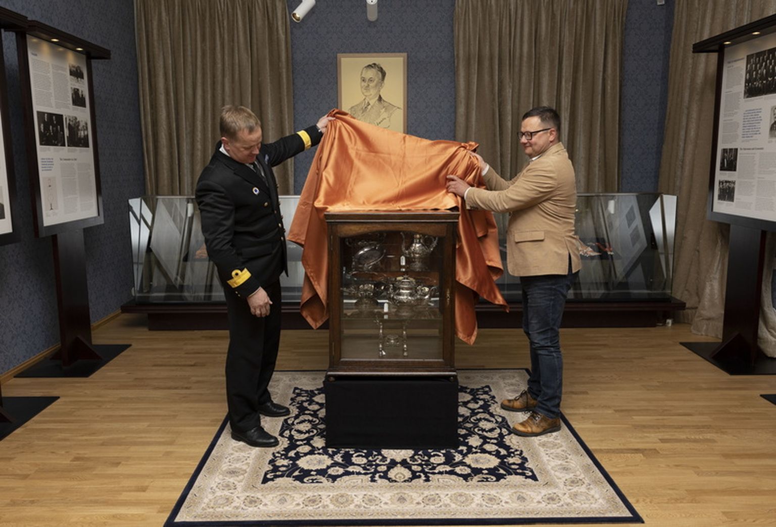 Merevägi annetas Eesti sõjamuuseumile admiral Johan Pitkale kuulunud hõbeserviisi