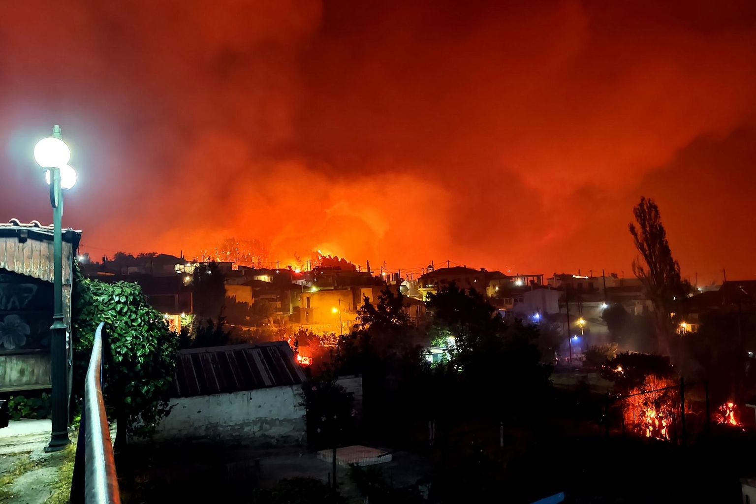 Leegid lõõmavad ööl vastu eilset Skepasti küla lähistel Euboia saarel Egeuse meres. Tuletõrjujad püüavad saare põhjaosas taltsutada põlengut, kus väikesemad kolded on ühinenud kolmeks suuremaks, eri suunast merele lähenevaks tulerindeks.
 