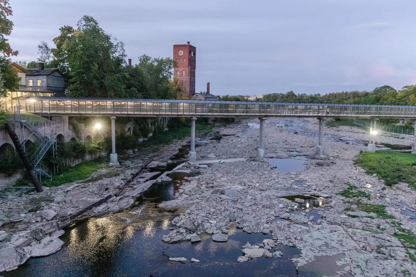 Jalakäijate sild Narva ja Ivangorodi vahel.