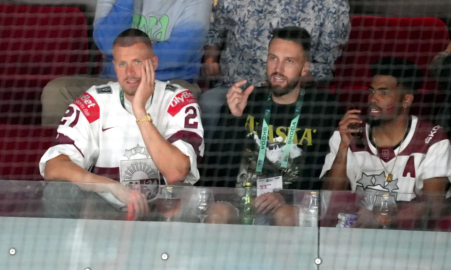 Basketbolisti Kristaps Porziņģis (no kreisās) un Žanis Peiners