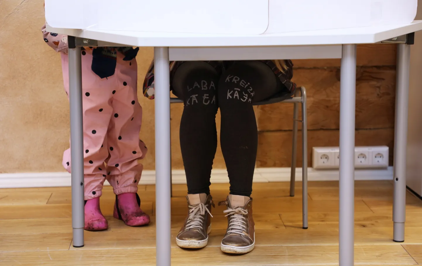 Parlamendivalimised Lätis. Valijad hääletamiskabiinis. 2022. aasta oktoober.