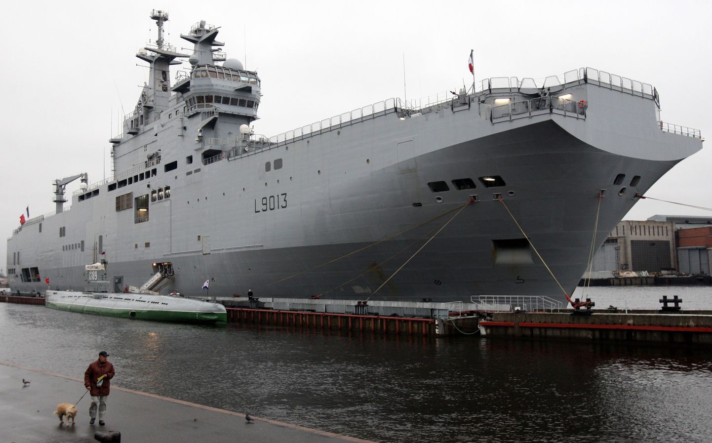 Prantsuse mereväele kuuluv dessantlaev Mistral 2009. aasta veebruaris Peterburis. Sama tüüpi laeva ehitatakse praegu ka Venemaale.