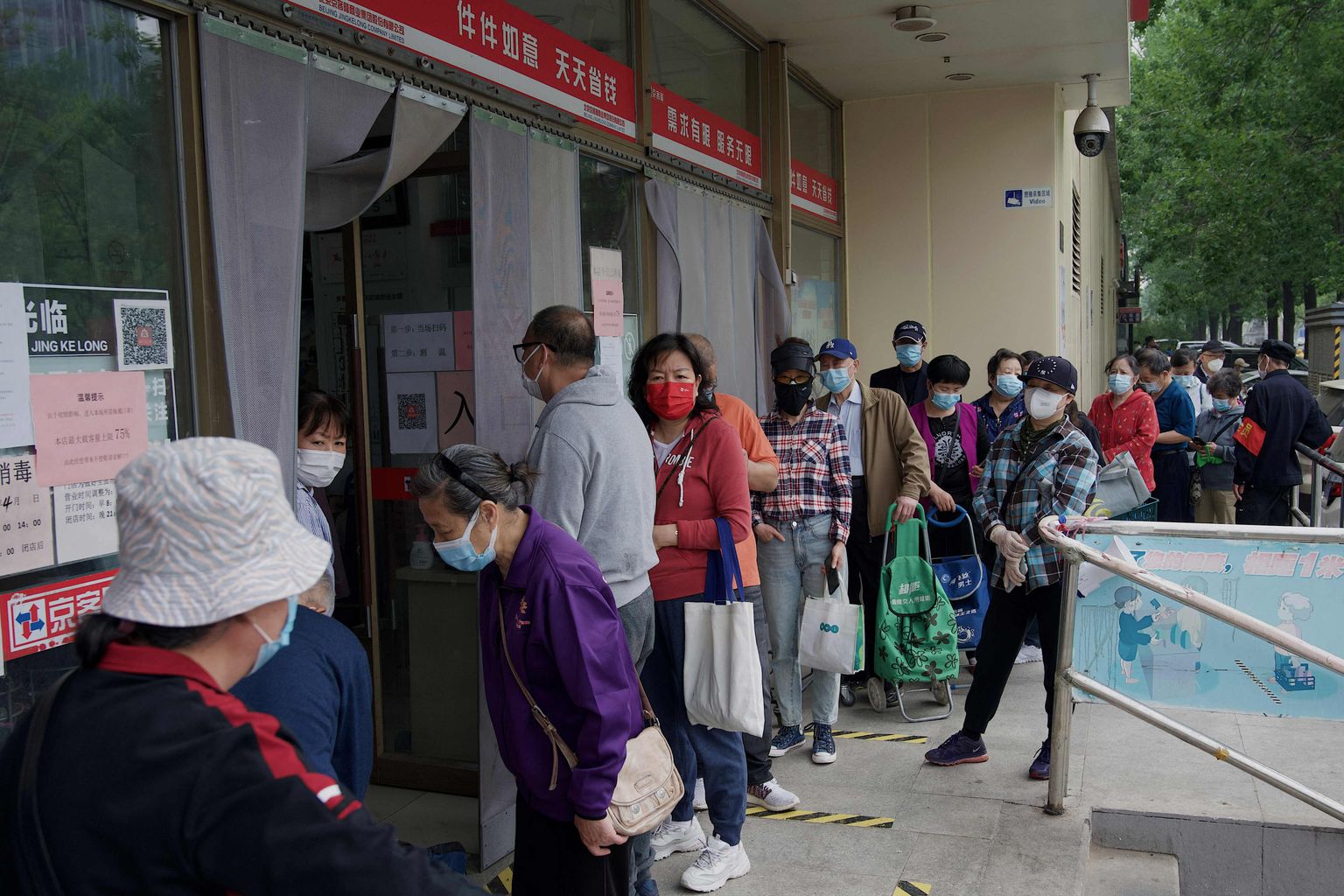 Inimesed ostavad Pekingis paaniliselt toidukaupu