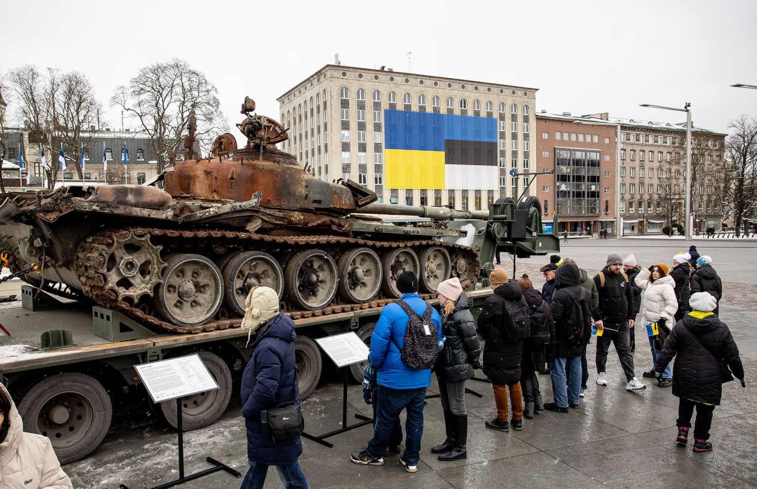 Подбитый в Украине российский танк Т-72 в Таллинне был установлен на площади Вабадузе.