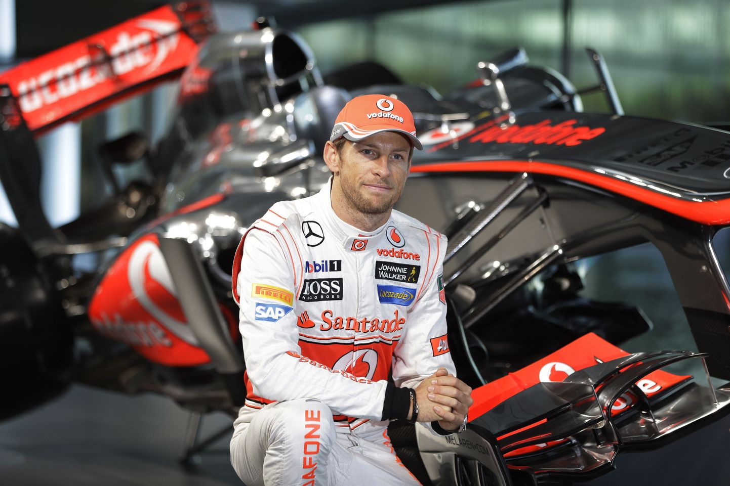 Jenson Button poseerib uue hooaja vormeli MP4-28 ees.
