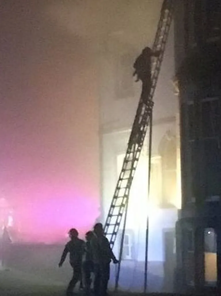 Tuletõrjuja päästmas väikese poisi elu