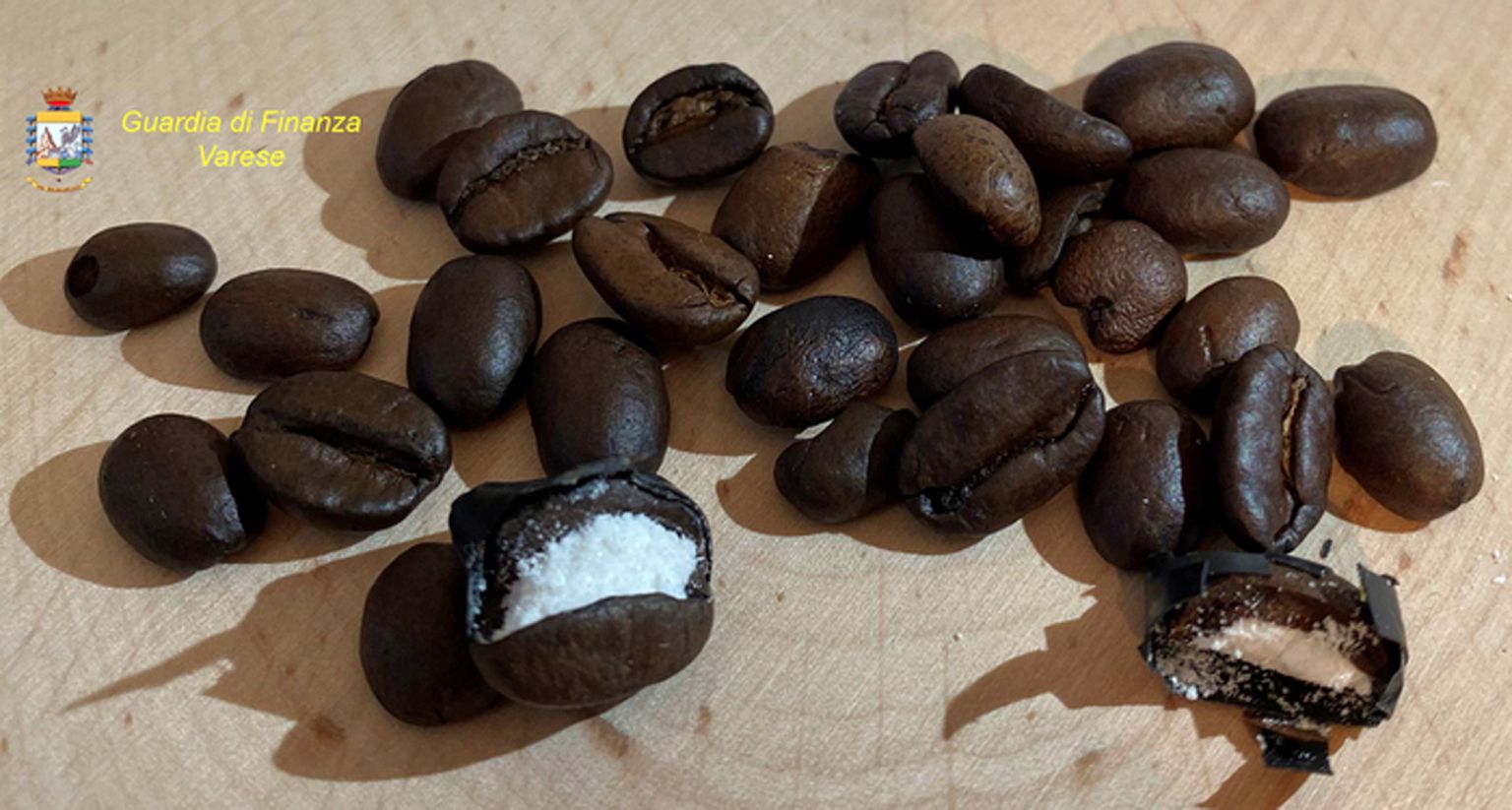 Itaalia politsei leidis kohviubadesse peidetud kokaiini, mille saajaks oli märgitud Hollywoodi filmist pärit väljamõeldud maffiaboss.