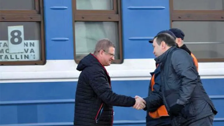 Lepehinu dzelzceļa stacijā sagaida baltnews.ee redaktors Aleksandrs Korņilovs. Avots: KAPO gada pārskats