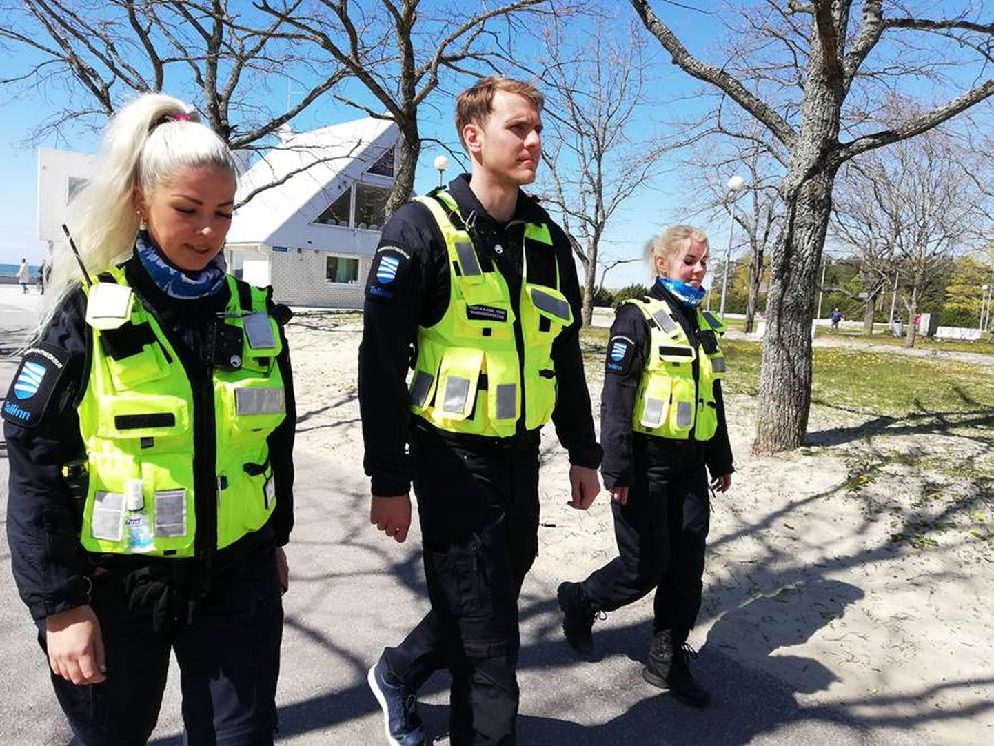 Korvpallur Kent-Kaarel Vene (keskel) alustas täna tööd Tallinna Munitsipaalpolitsei Ametis.
