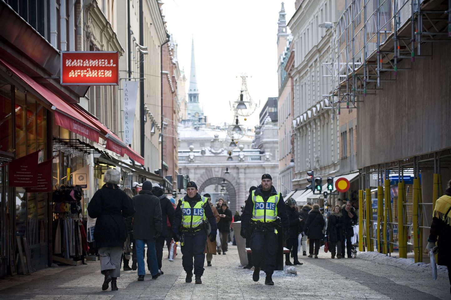 Rootsi politseinikud patrullivad Drottninggatani äritänaval Stockholmis.