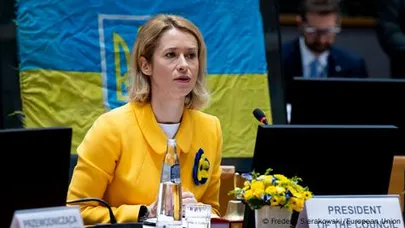 Глава европейской дипломатии Кая Каллас на фоне украинского боевого знамени
