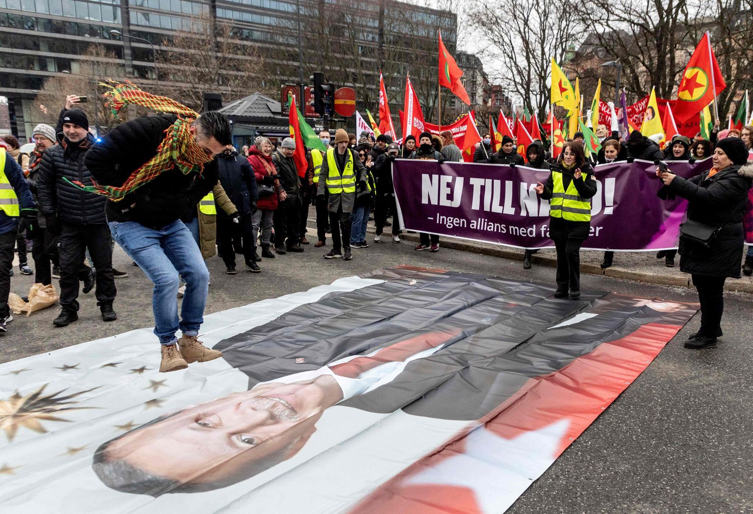 Meeleavaldaja hüppab tänavu jaanuaris Stockholmis Türgi presidendi Recep Tayyip Erdoğani pildil protesti käigus, mille kurdi ühendused korralasid vastustamaks Stockholmi järeleandmisi Ankarale NATOga liitumise nimel.