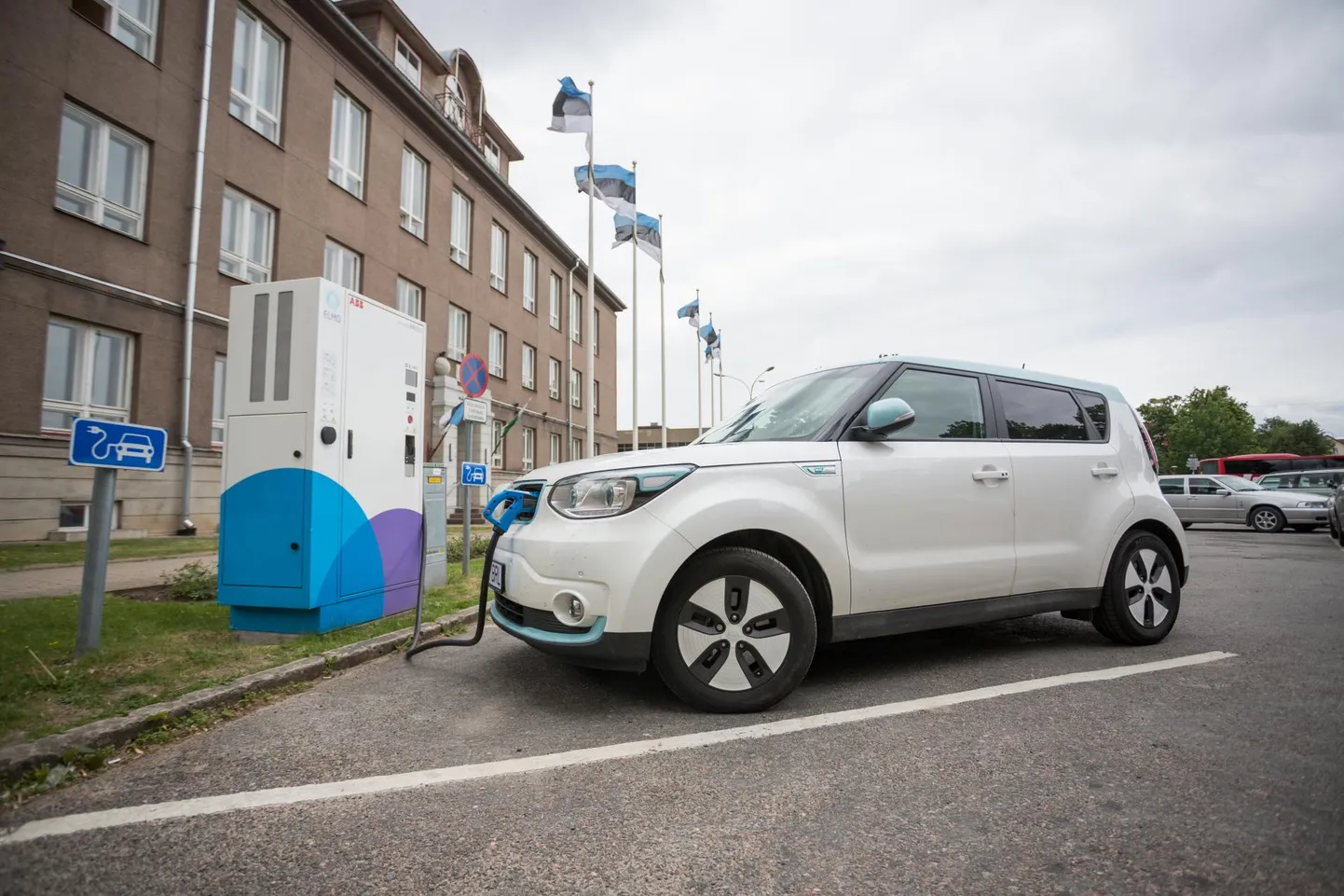 Sõita saab ka elektriga. Kia elektriauto Soul EV Tasuja platsil laadimas.