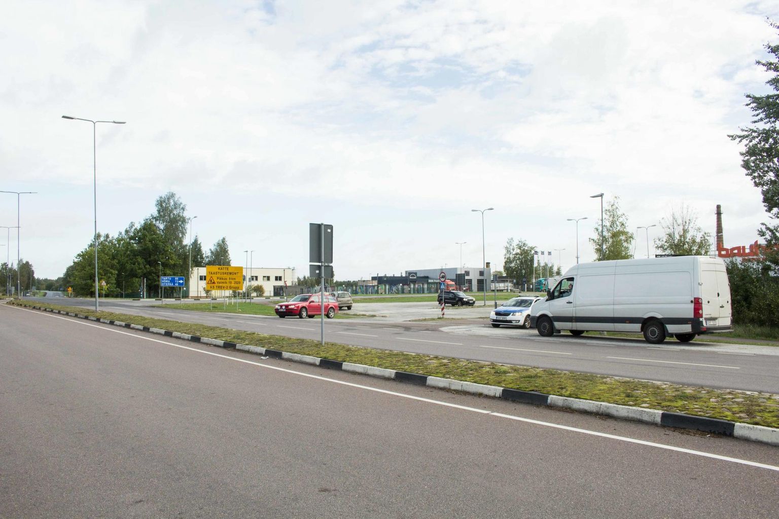 Politsei kontrollib piirialal Lätist saabujaid pisteliselt, piirikontrolli esialgu plaanis pole. Fotol piiripunkt Valga Alko1000 kaupluse juures.