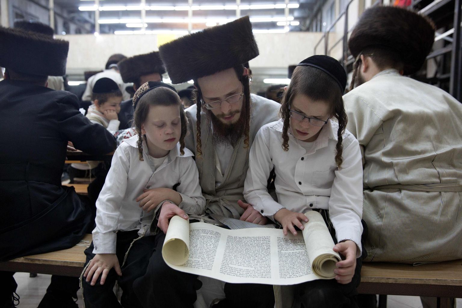 Ultraortodokssed lapsed hakkavad varakult pühakirja õppima. Koolid ja sünagoogiruumid on sooliselt eraldatud.