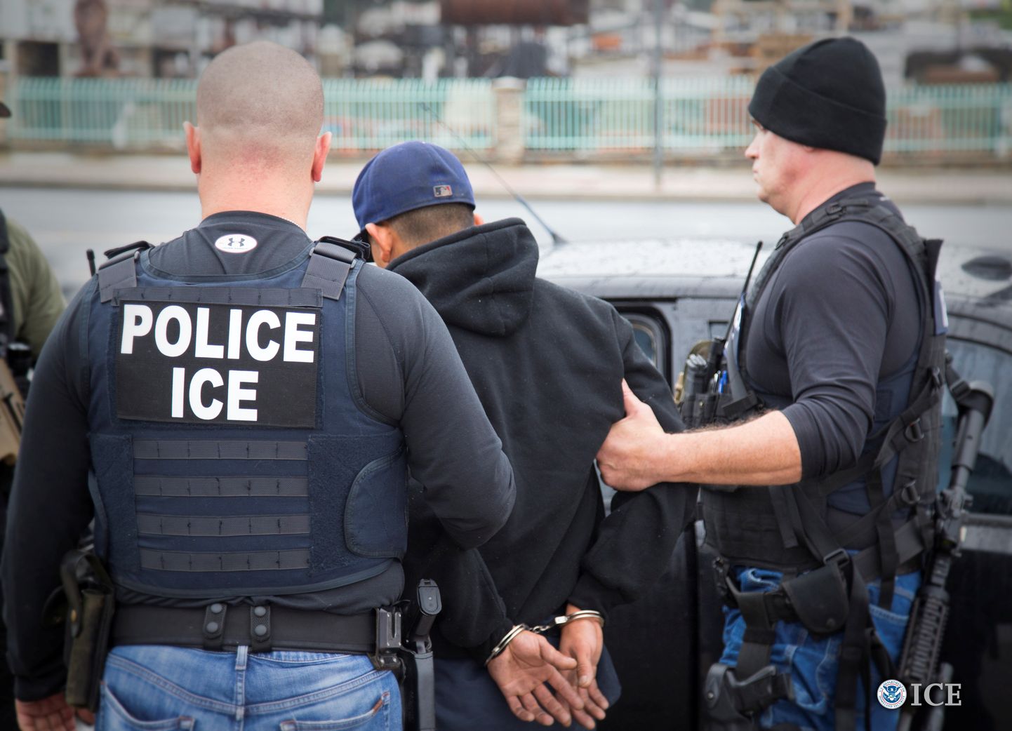ICE ametnikud viimas läbi vahistamist.
