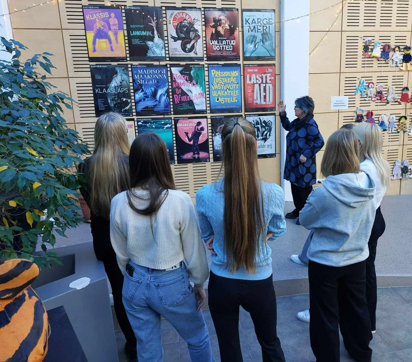Rakvere teatri peakunstnik Krista Aren tutvustab plakatikunsti.
