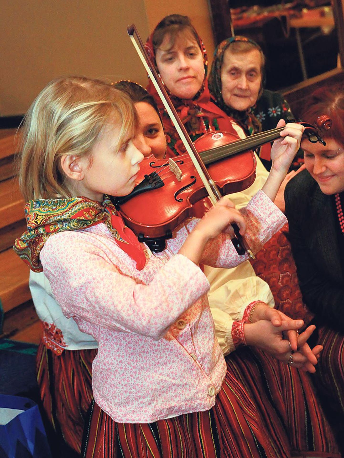 Kihnus õpitakse pillimängu maast madalast, viiulit mängib Liisa Kiviselg, Kihnu Virve lapselapselaps, kes õpib Pärnus.