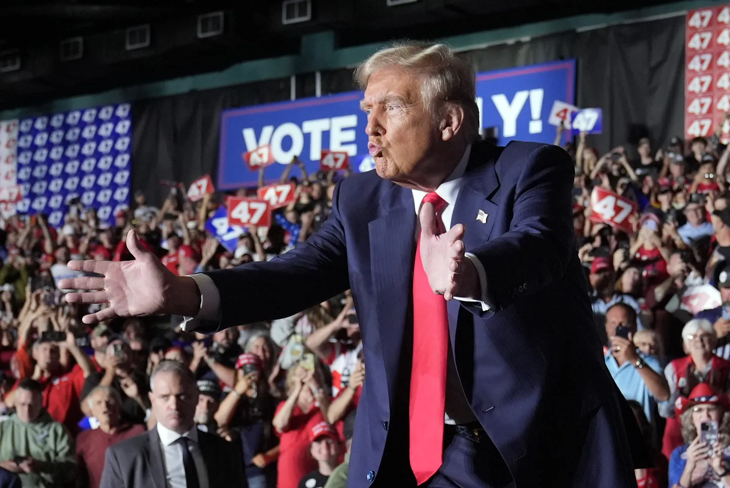 Donald Trump žestikuleerimas kampaaniaüritusel Põhja-Carolinas.