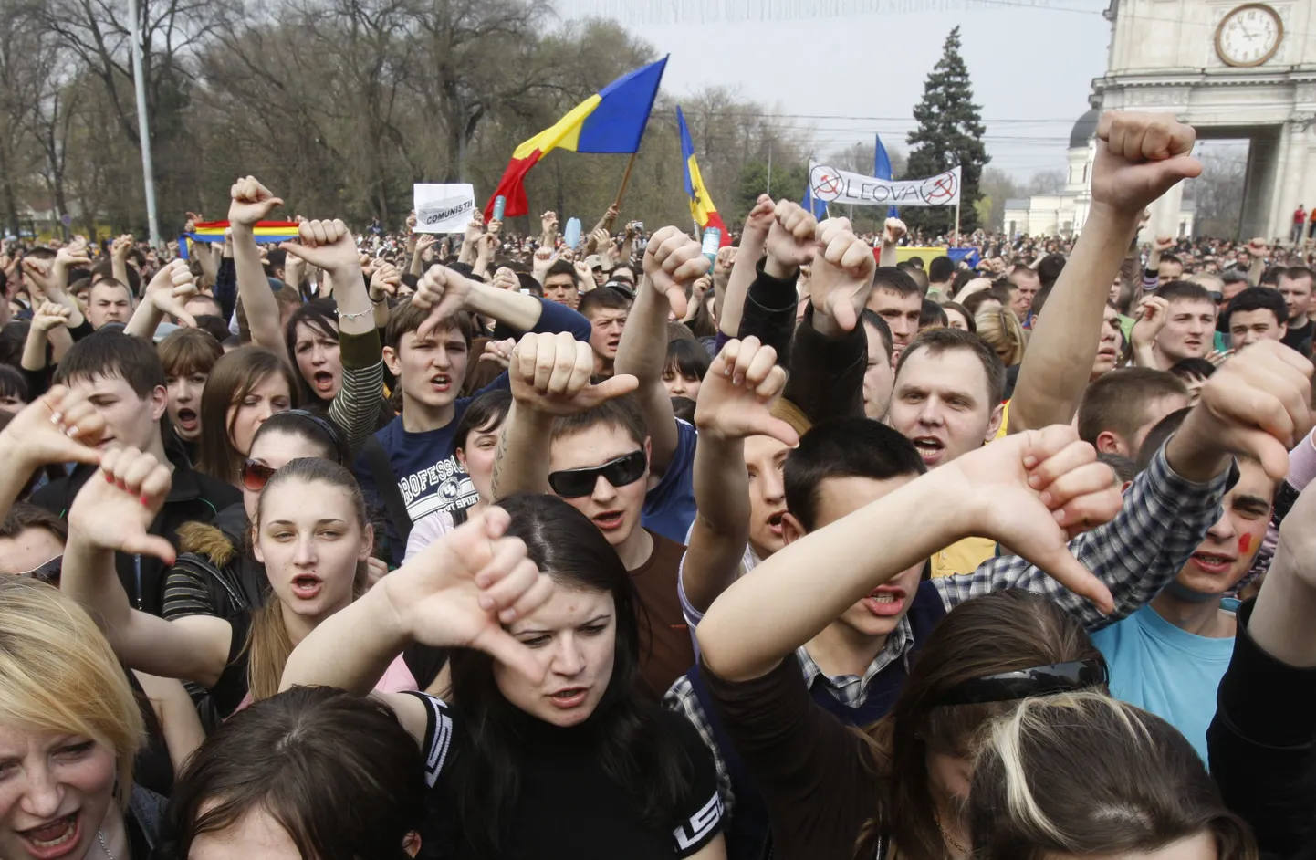 Moldova noored tänaval kommunistide võitu taunimas.