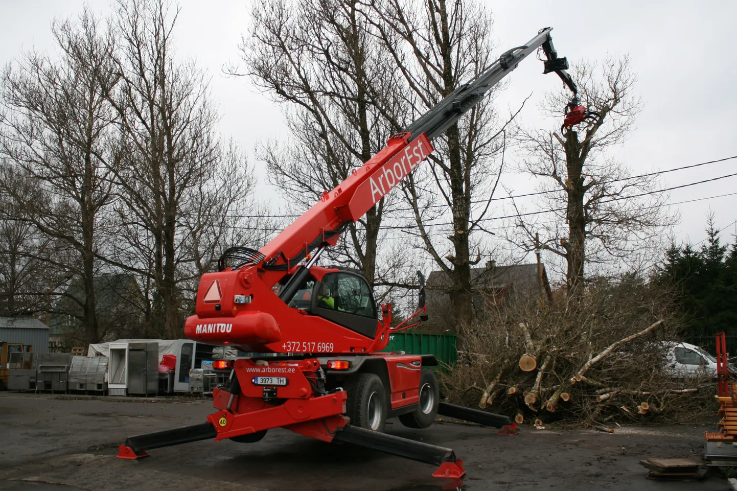 Manitou ennekõike ehitustöödeks mõeldud tõstuk sai Heiki Hanso soovide kohaselt varustatud arboristile vajaliku tehnikaga ning konstrueeritud ohutuks ja kiireks puude langetamiseks linnaoludes.