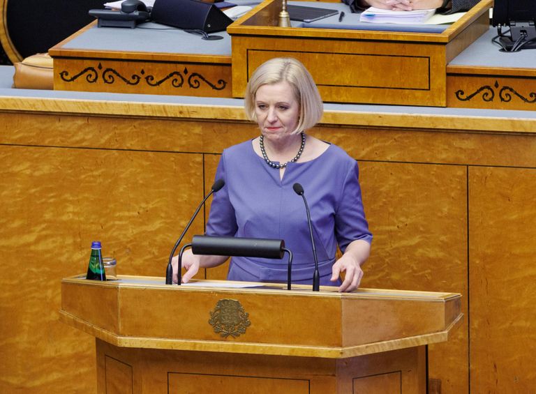 Uus rahandusminister Annely Akkermann parlamendi kõnepuldis.