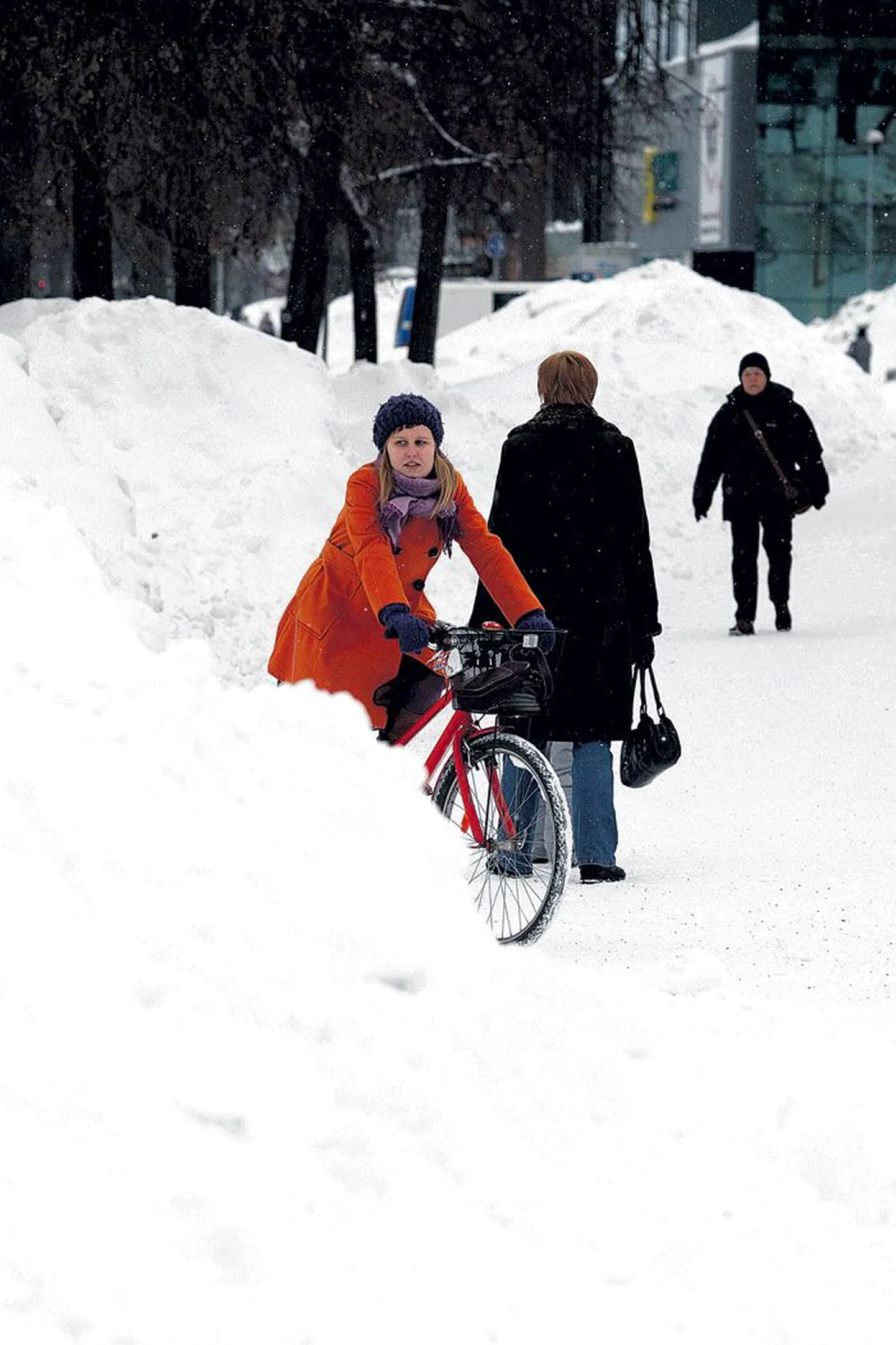 Hanna Lindmäe on rattaga lumisel Raekoja platsil kõigist jalakäijatest kiirem.
