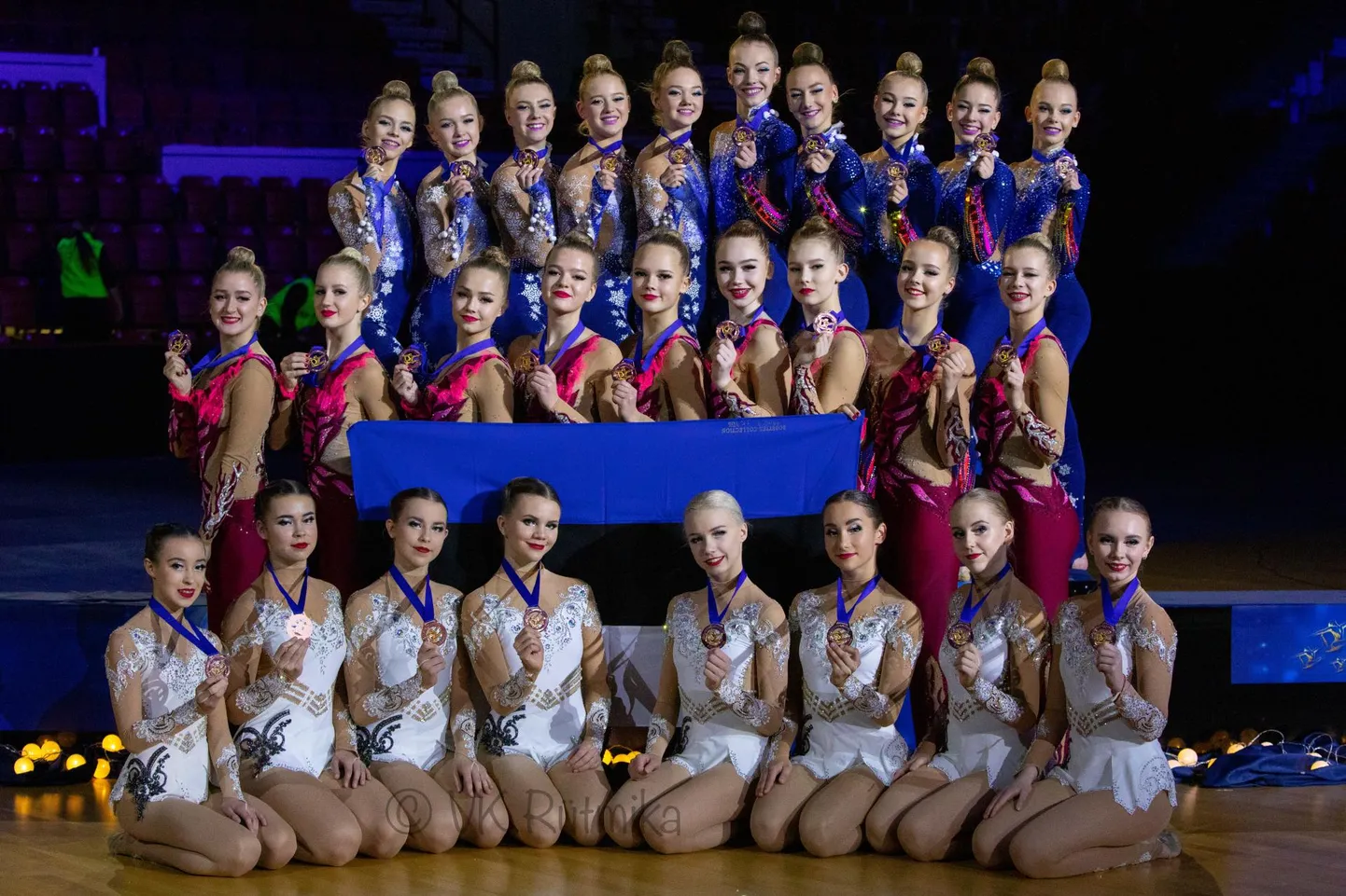 Juunioriklassis võidetud võistkondlikku kolmandasse kohta panustasid Tartust VK Rütmika Siidisabad (üleval) ja VK Janika Violett (valges). Keskel VK Piruett Junior Team.
