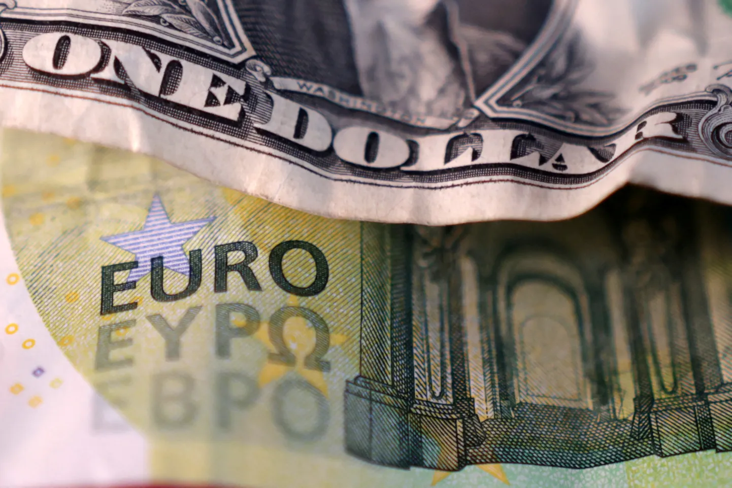 USA dollar ja euro.