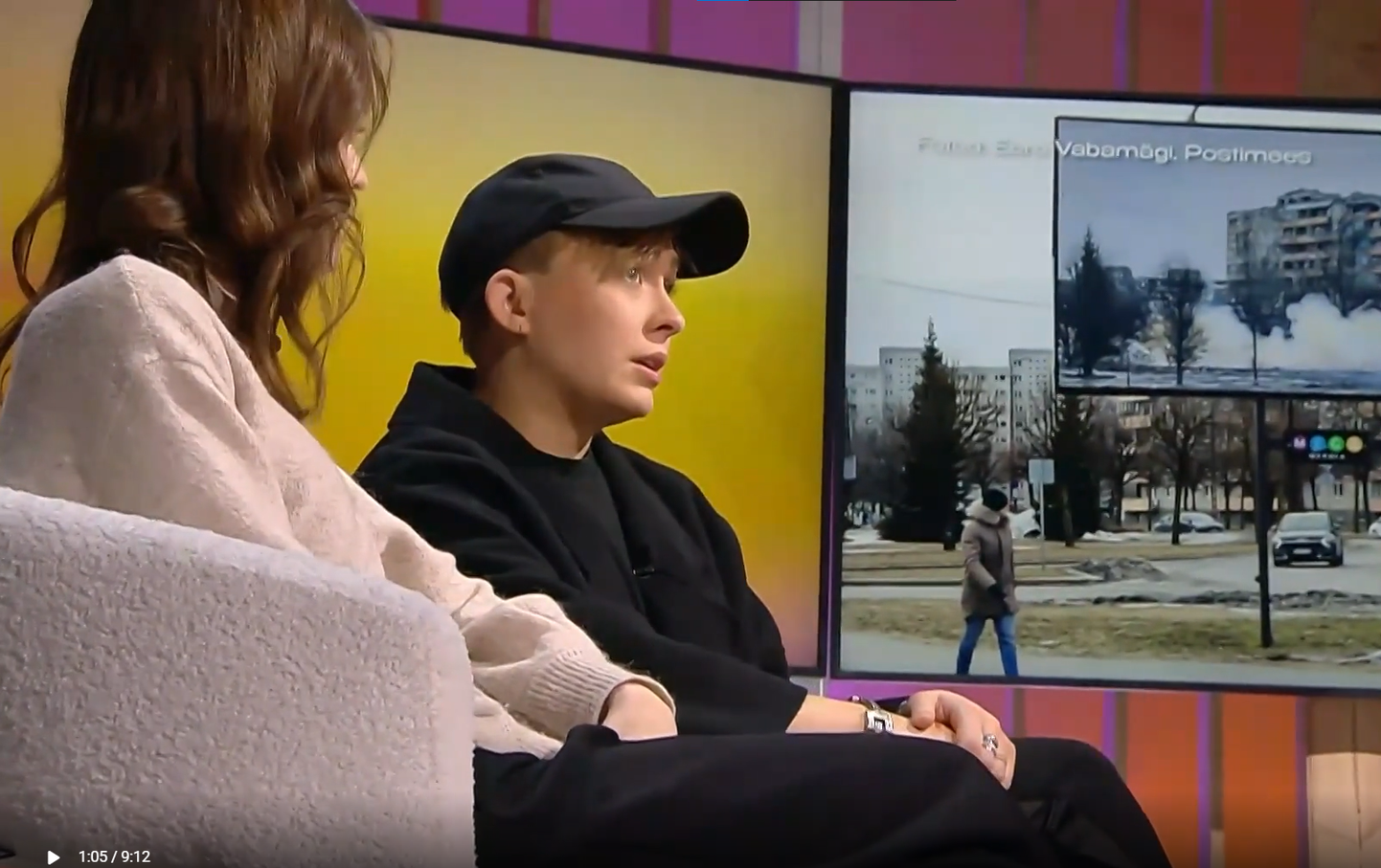 Kanal 2 hommikusaates «Telehommik» käisid kunstnikud Rebeca Parbus ja ESTOOKIN rääkimas oma vastakaid arvamusi tekitanud sõjavastasest näitusest «Hetk».