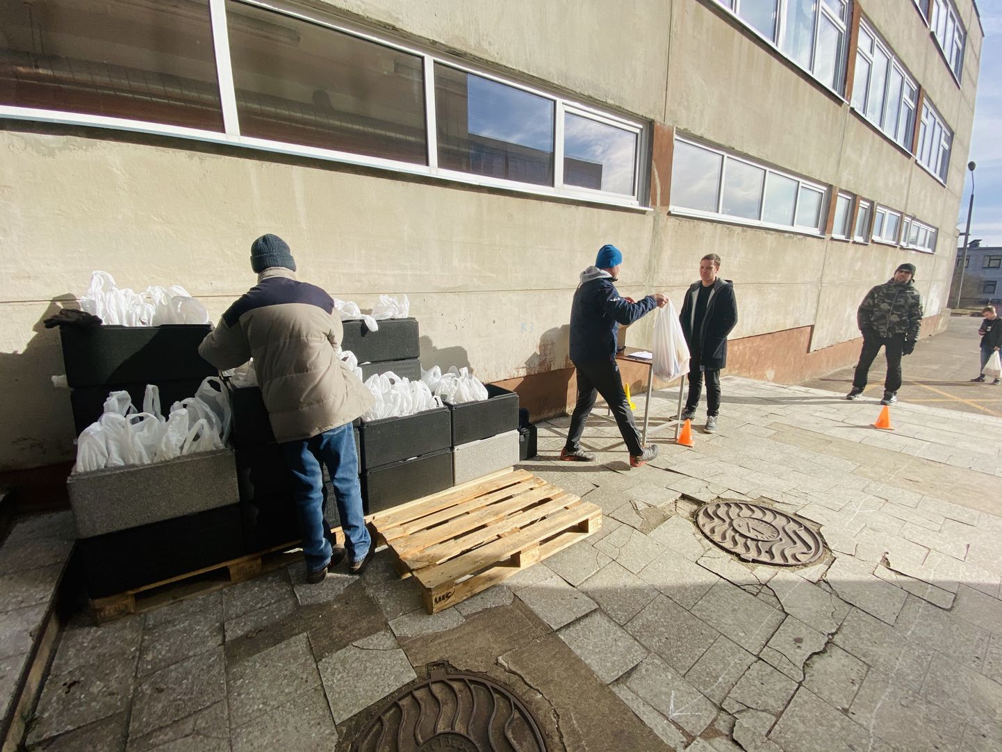 Pakkide jagamine Narvas sel nädalal: toiduabi sai ligi 80 protsenti munitsipaalkoolide õpilastest.