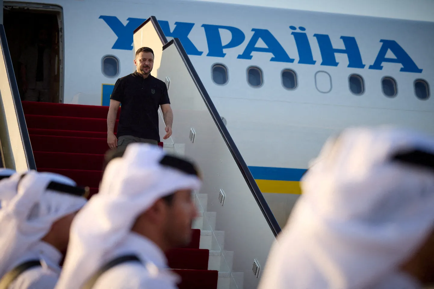 Ukraina president Volodõmõr Zelenskõi saabumas Dohasse.