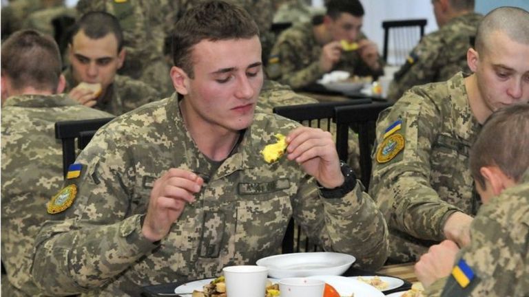 Украинские СМИ утверждают, что Минобороны проводило закупки продовольствия для военных по значительно завышенным ценам.