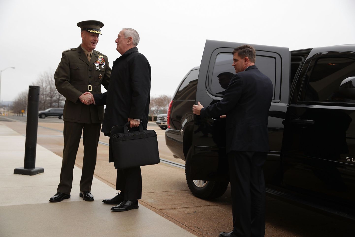 Kindral Joseph Dunford tervitab esimesel tööpäeval Pentagonis kaitseminister James Mattist.
