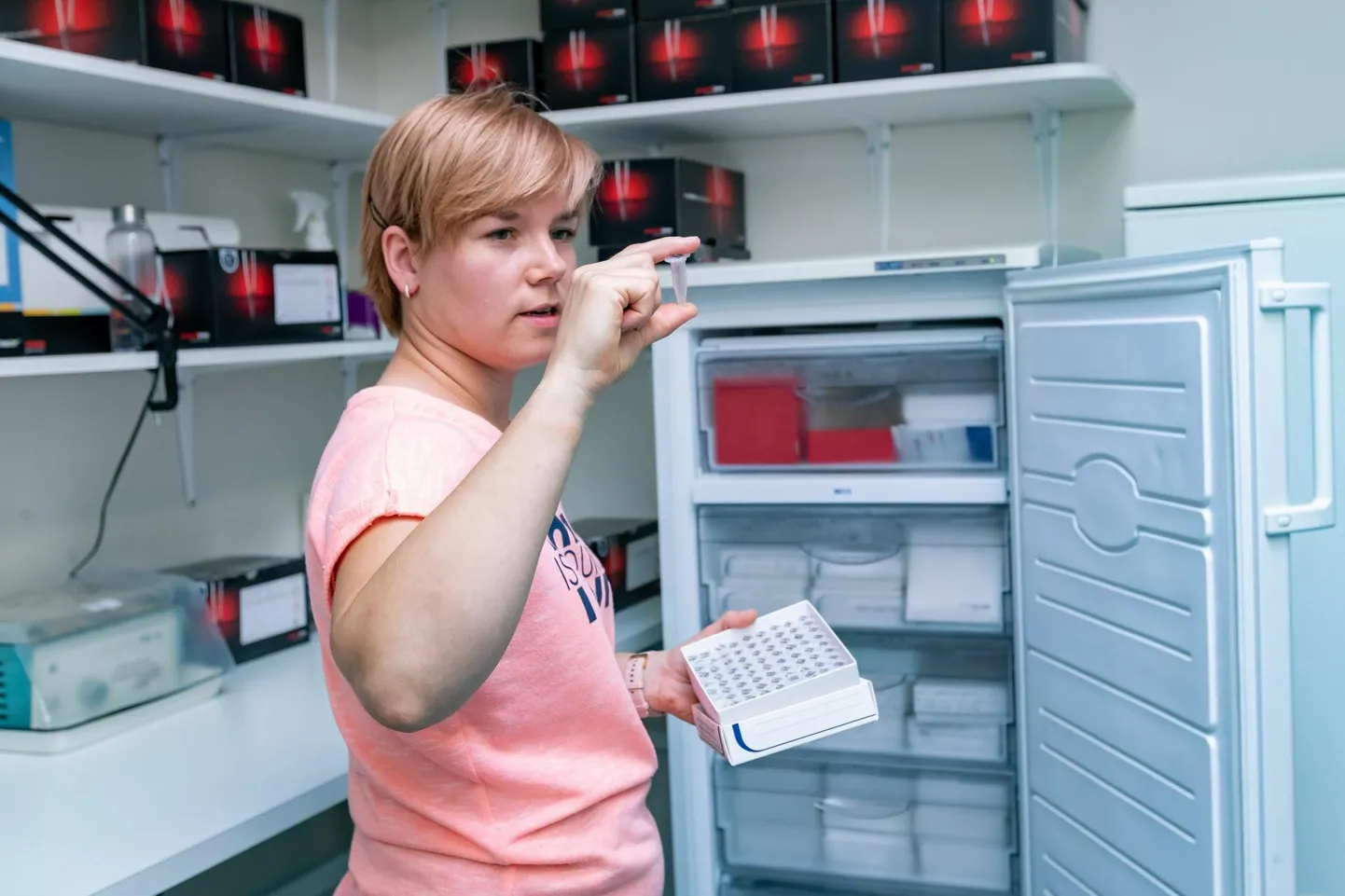 Tervise arengu instituudi viroloogia ja immunoloogia osakonna juhataja Julia Geller puugikülmiku juures.