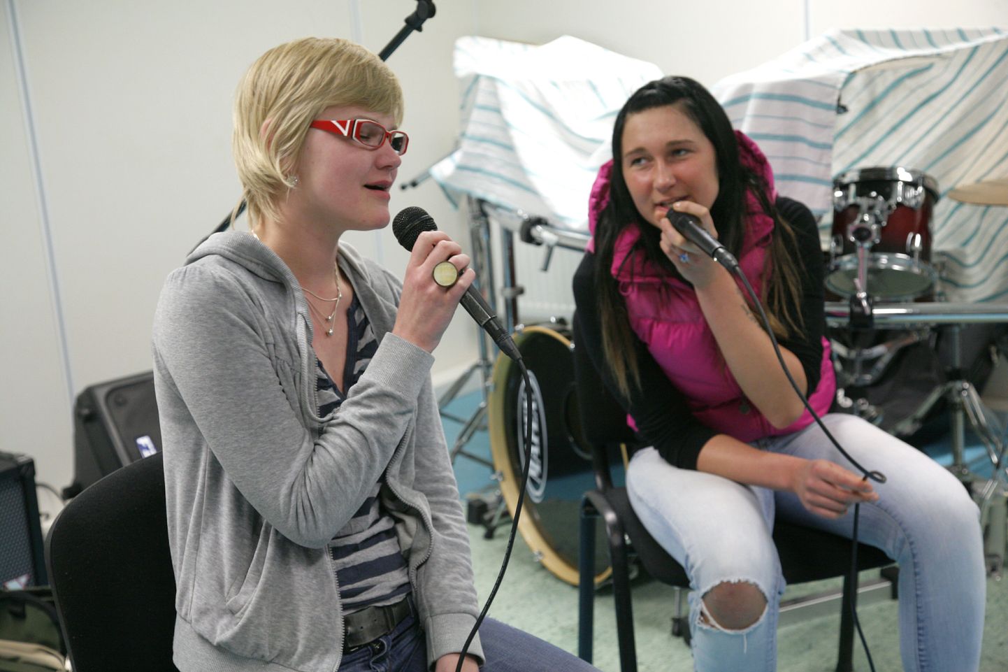 Noored solistid  Kaisa Lillepuu (vasakul)ja Miina Sepling keskuses proovi tegemas. Sügisakadeemiasse tarkust saama oodatakse neid jõulude paiku