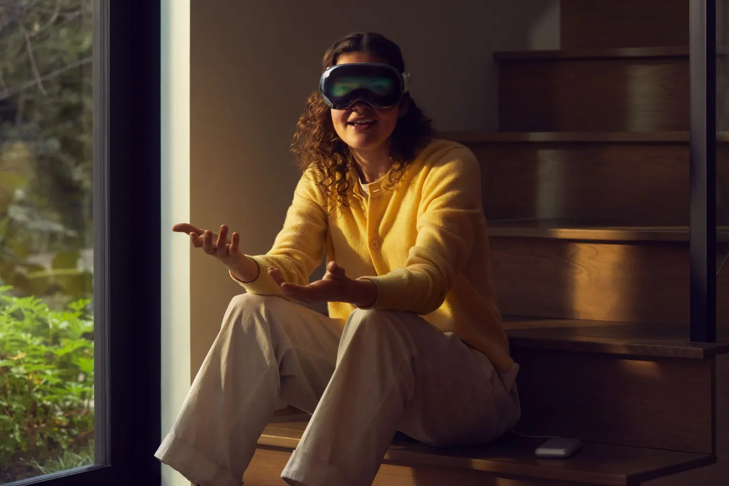 Kui Apple´i uute virtuaalprillide kandjale läheneda, võib näha tema silmi. Silmside on justkui tagatud teises maailmas olijaga.