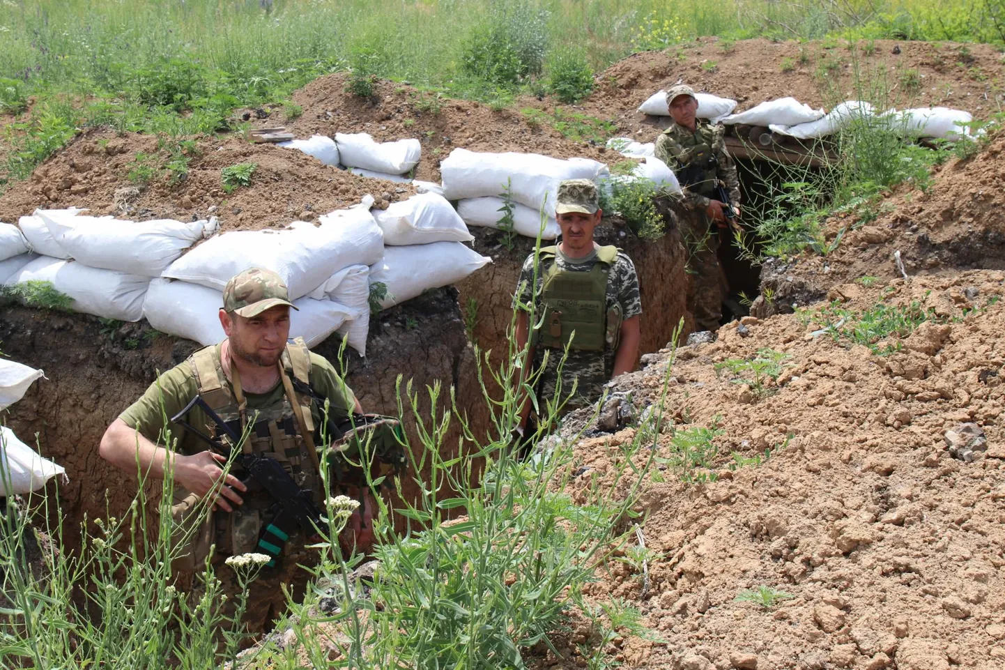 Украинские военные на позициях возле Донецка.